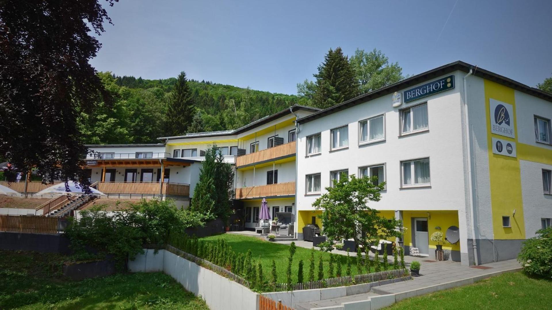 Hotel Berghof Wasserkuppe & Gaestehaus Fuldaquelle Gersfeld Exterior photo